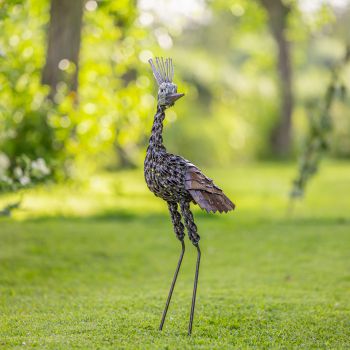Metalen tuinbeeld van een kroonkraanvogel klein, gemaakt door een Afrikaanse kunstenaar. 